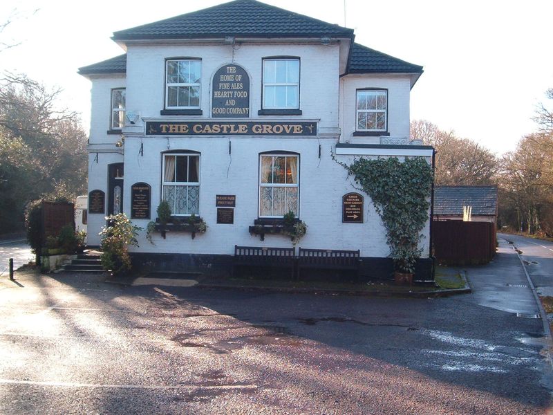 Castle Grove, Chobham. (Pub, External). Published on 01-10-2013