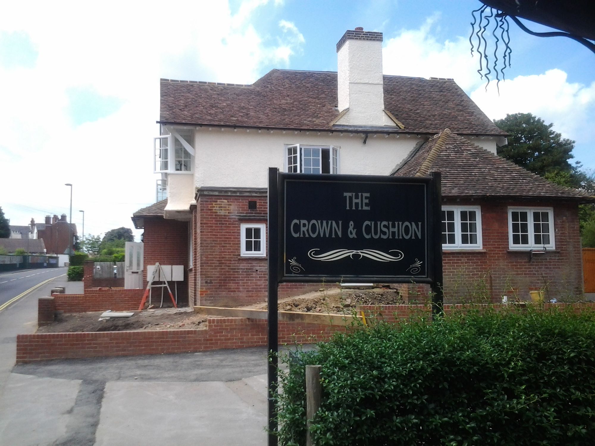 Crown & Cushion, Haslemere. (Pub, External). Published on 03-08-2014