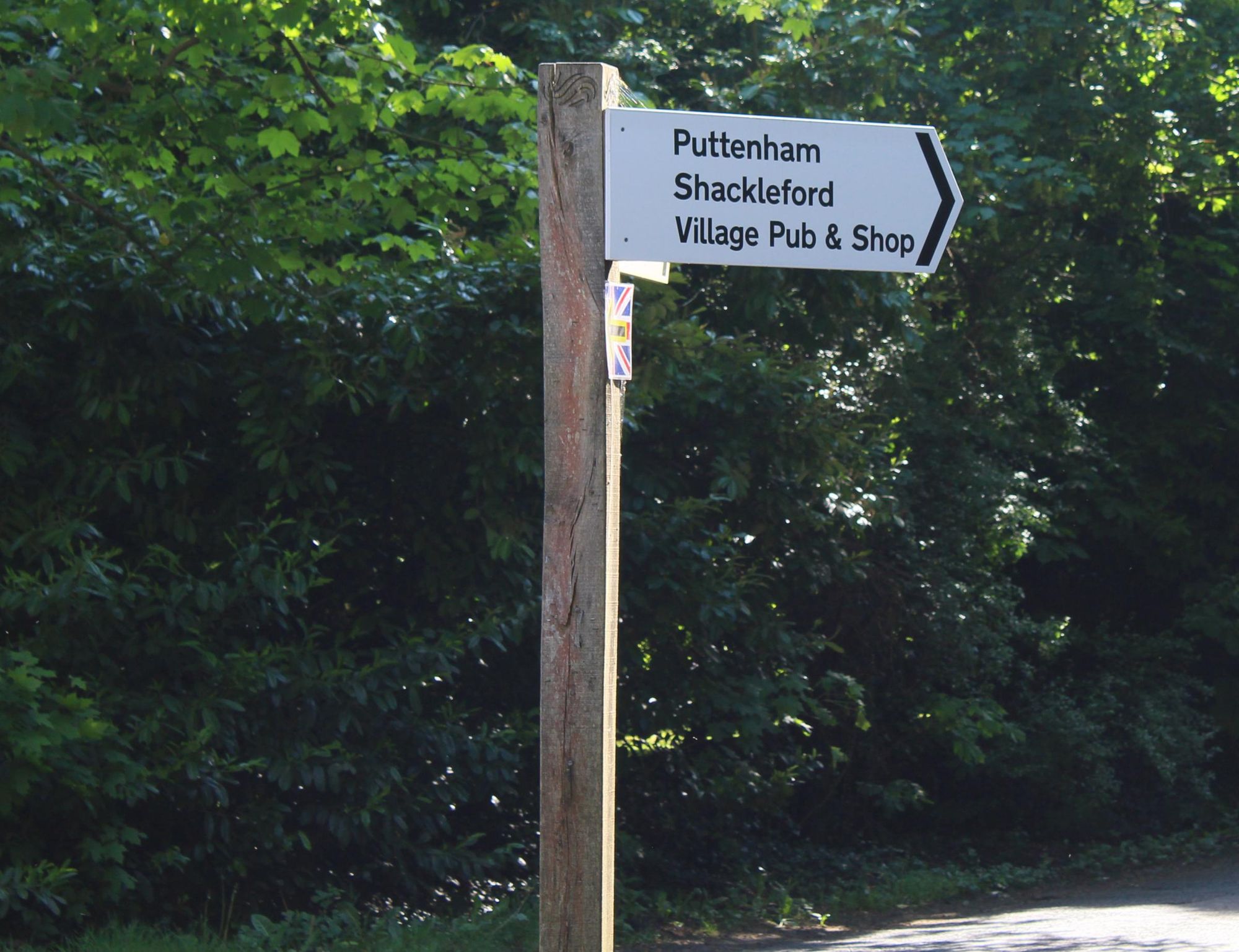 direction sign to the pub. Published on 18-05-2019