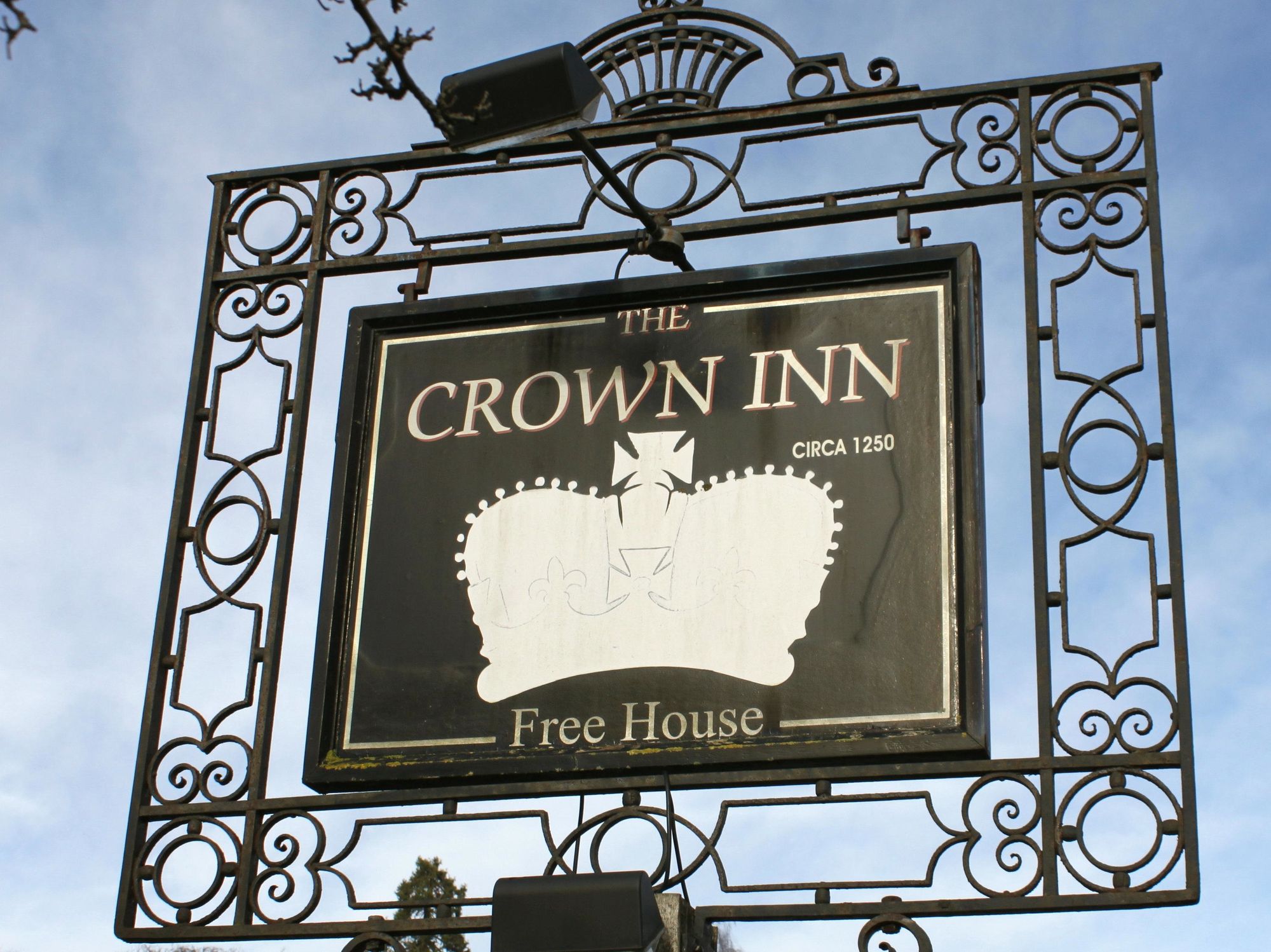 Crown Inn, Chiddingfold. (Pub, External). Published on 08-04-2014