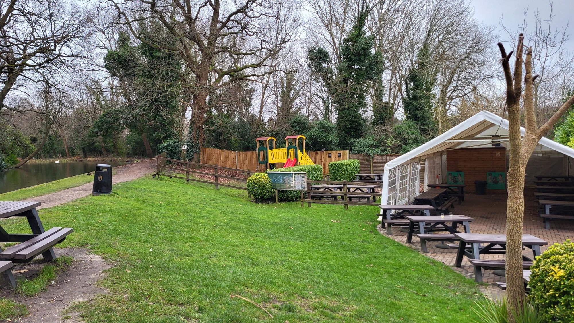 Canal and garden. (Pub, Garden). Published on 13-01-2024