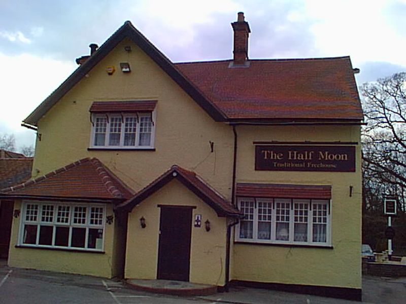 Half Moon - Windlesham. (Pub). Published on 03-11-2012