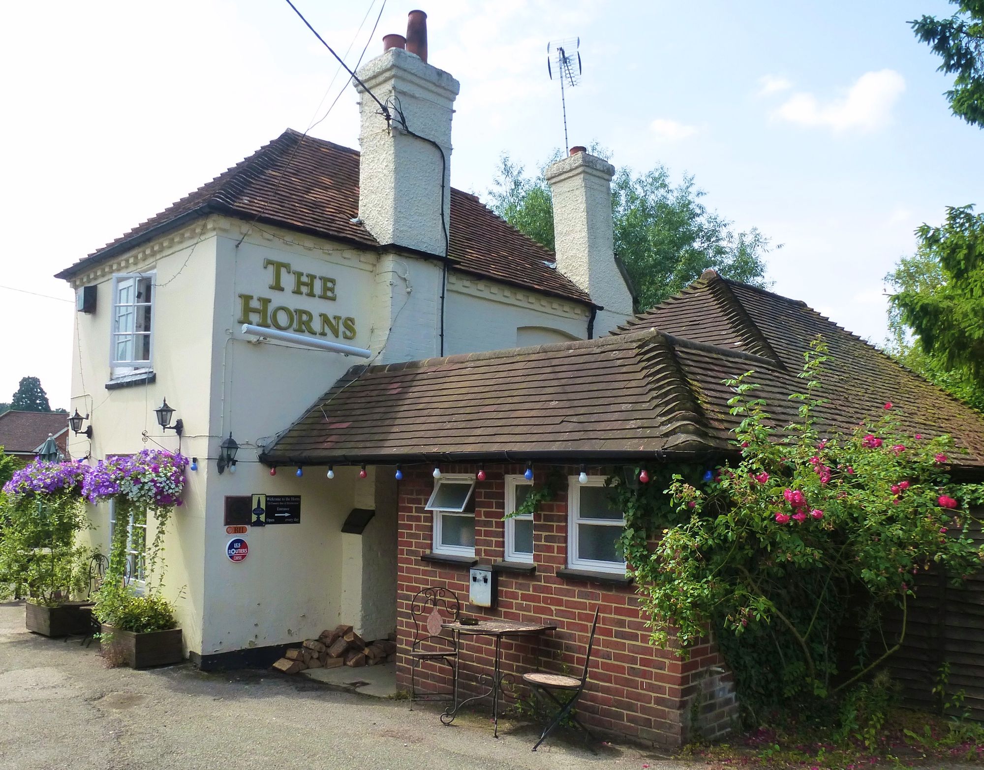 Horns, Crondall. (Pub, External). Published on 01-10-2013