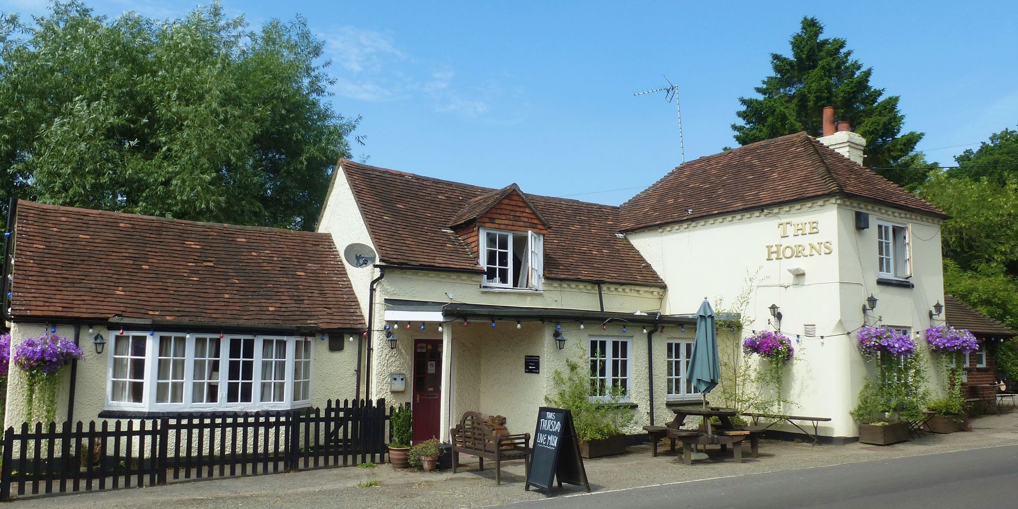 Horns, Crondall. (Pub, External). Published on 01-10-2013