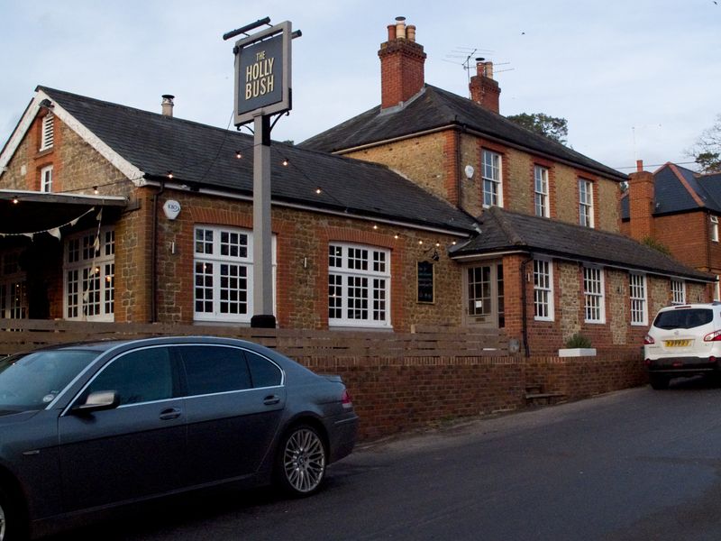 Holly Bush, Frensham. (Pub, External). Published on 08-04-2014 
