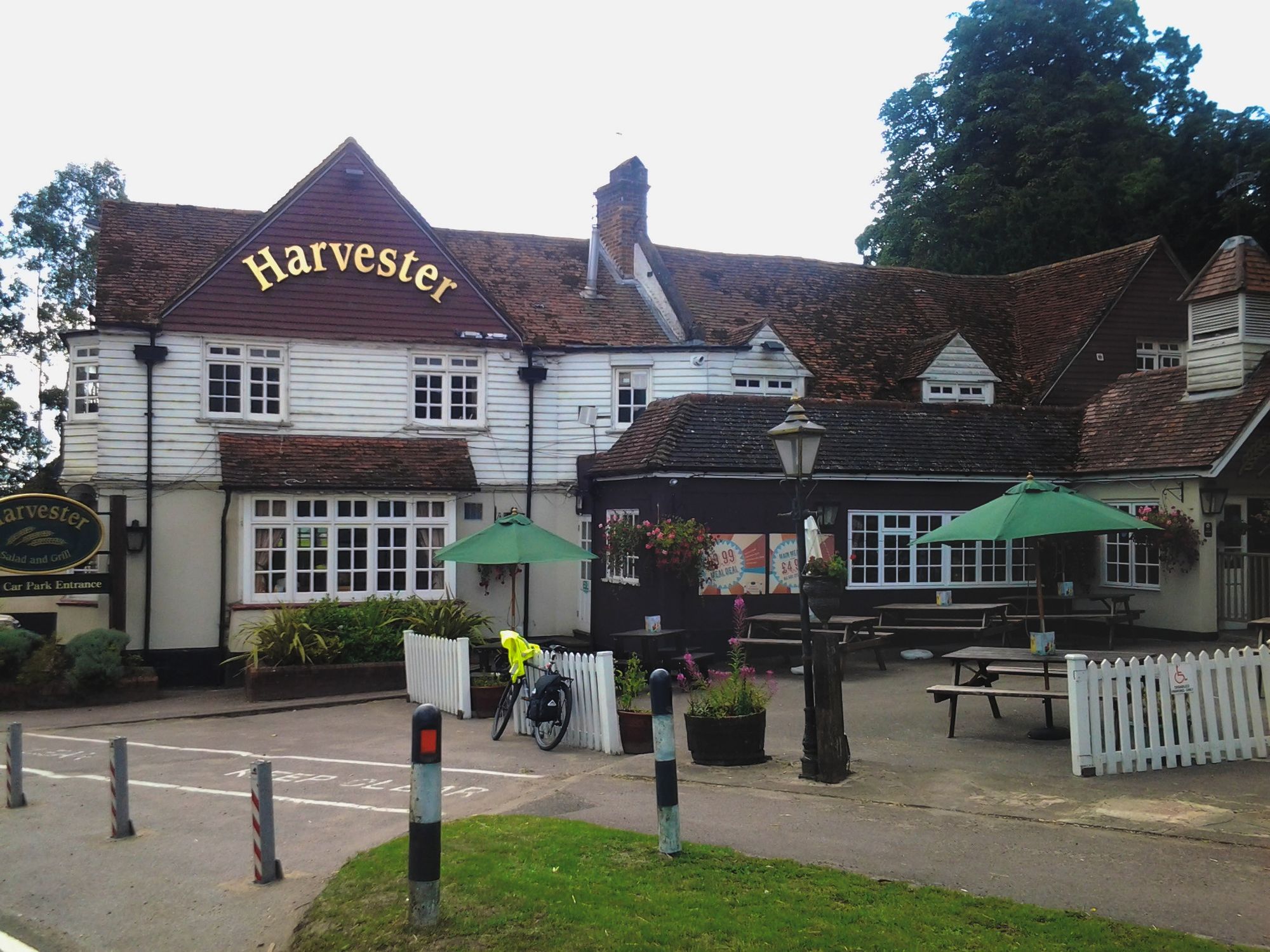 Jolly Farmer, Puttenham. (Pub, External). Published on 28-09-2014