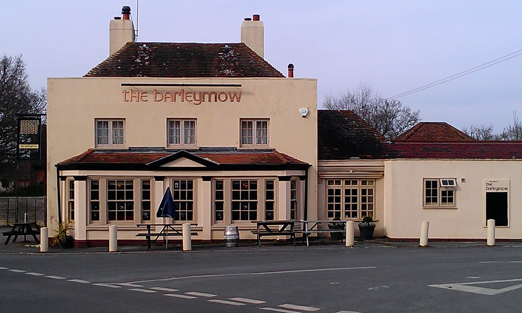Barleymow, Winchfield. (Pub, External). Published on 01-10-2013