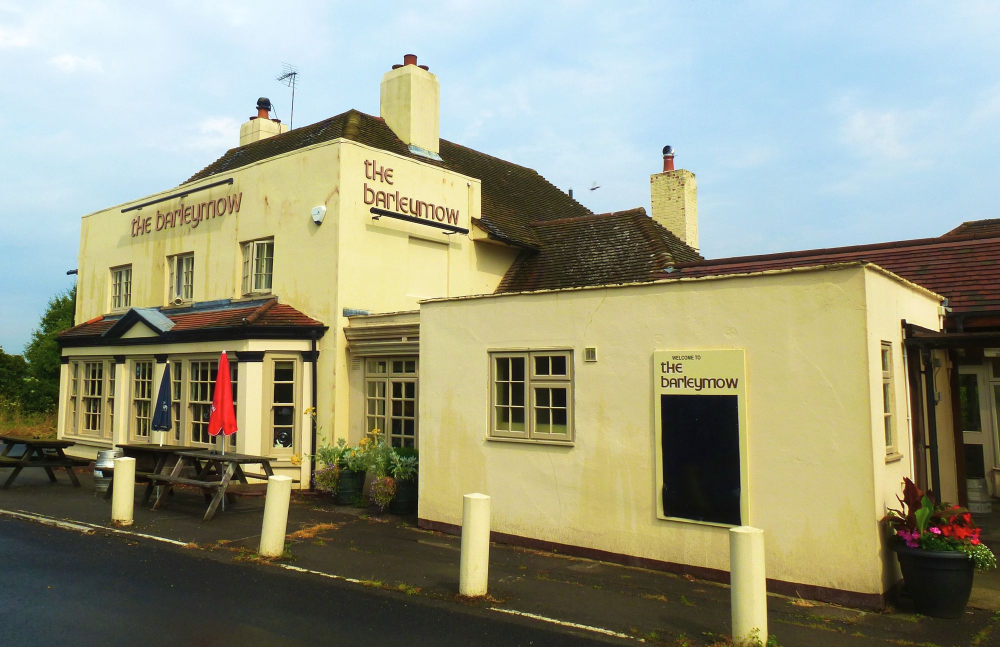 Barleymow, Winchfield. (Pub, External). Published on 01-10-2013