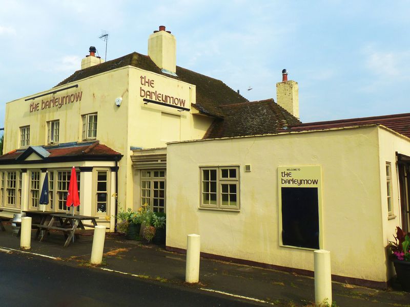 Barleymow, Winchfield. (Pub, External). Published on 01-10-2013