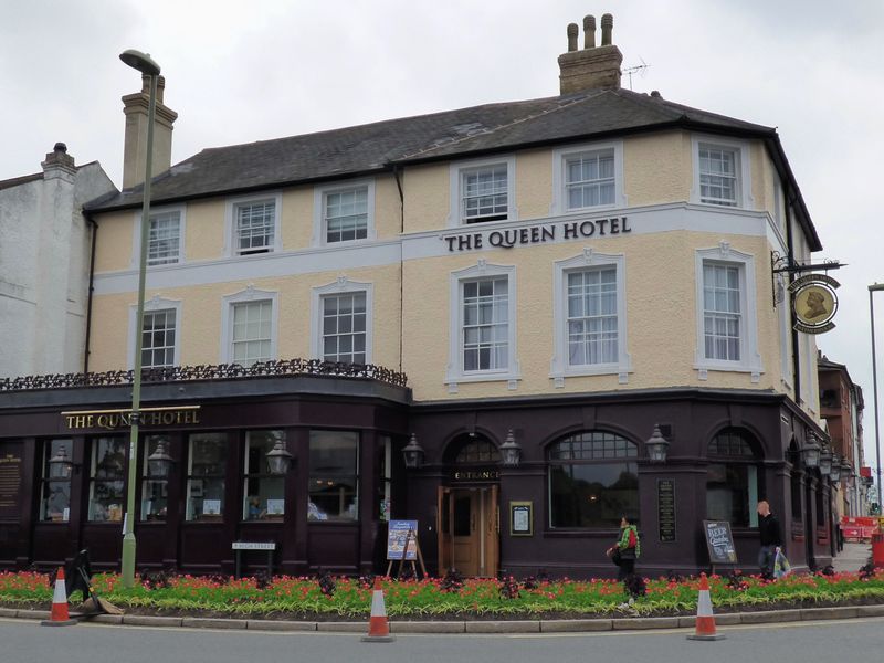 Queen Hotel, Aldershot. (Pub, External). Published on 24-10-2015