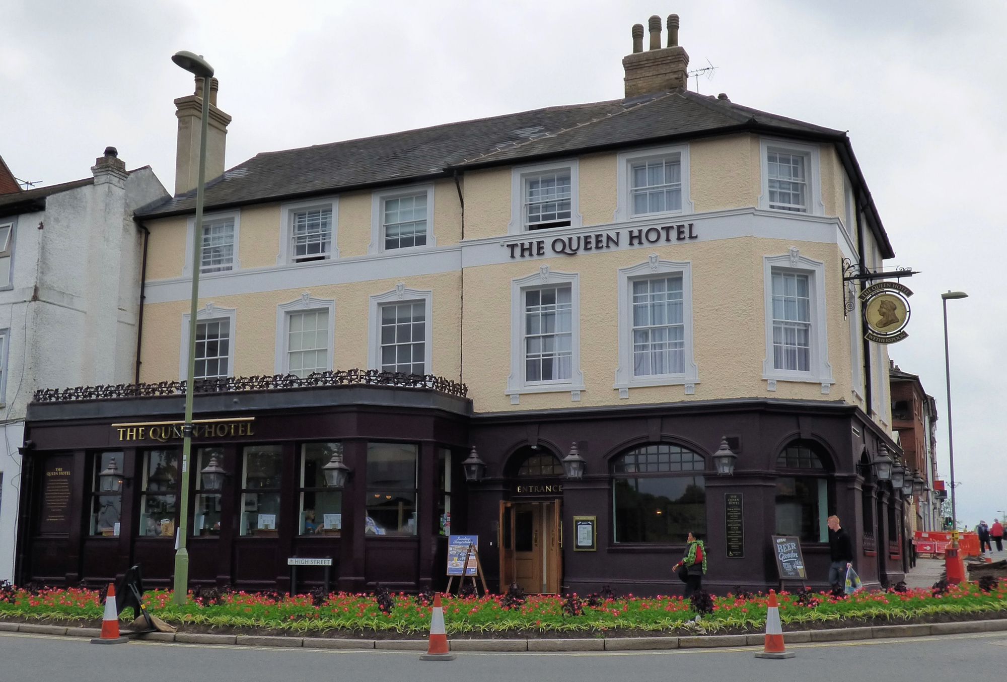 Queen Hotel, Aldershot. (Pub, External). Published on 24-10-2015