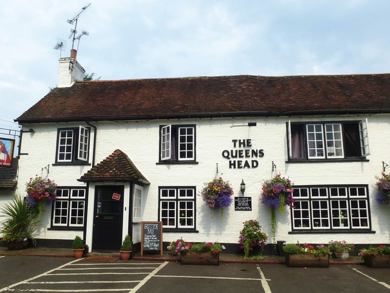 Queen's Head, Dogmersfield. (Pub, External). Published on 01-10-2013