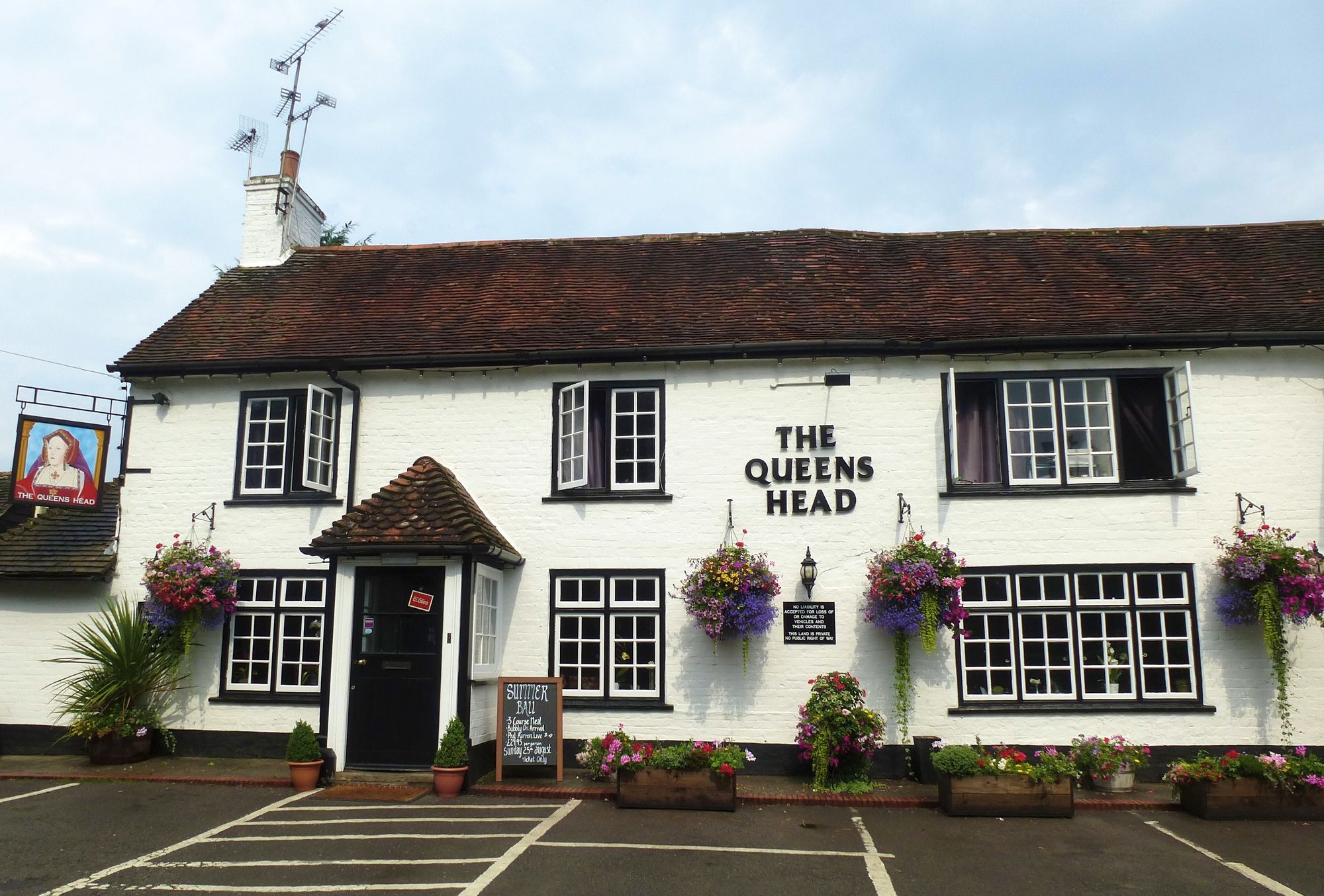 Queen's Head, Dogmersfield. (Pub, External). Published on 01-10-2013