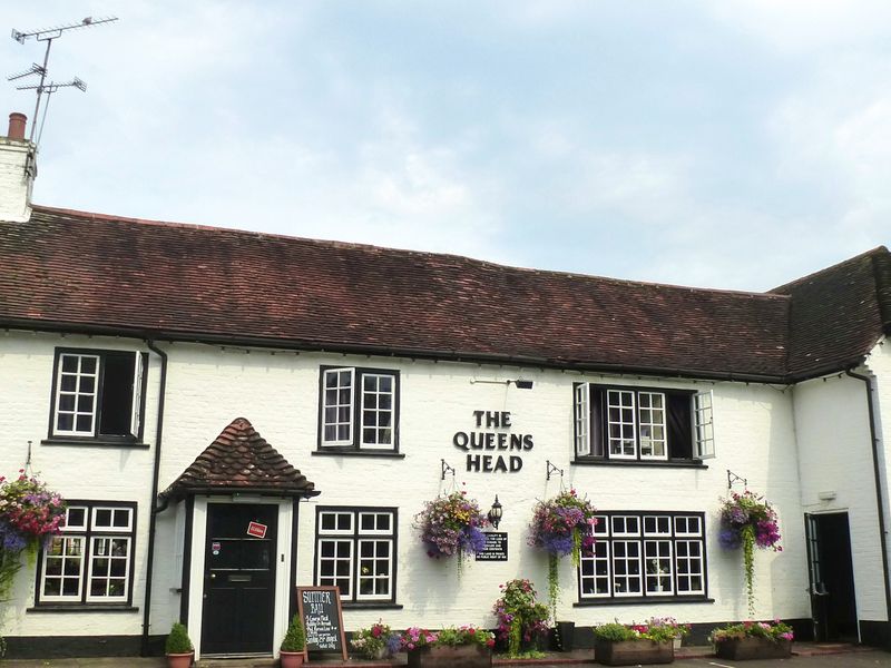 Queen's Head, Dogmersfield. (Pub, External). Published on 01-10-2013