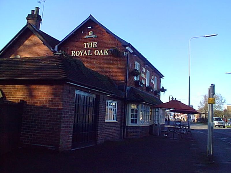 Royal Oak - Yateley. (Pub). Published on 03-11-2012