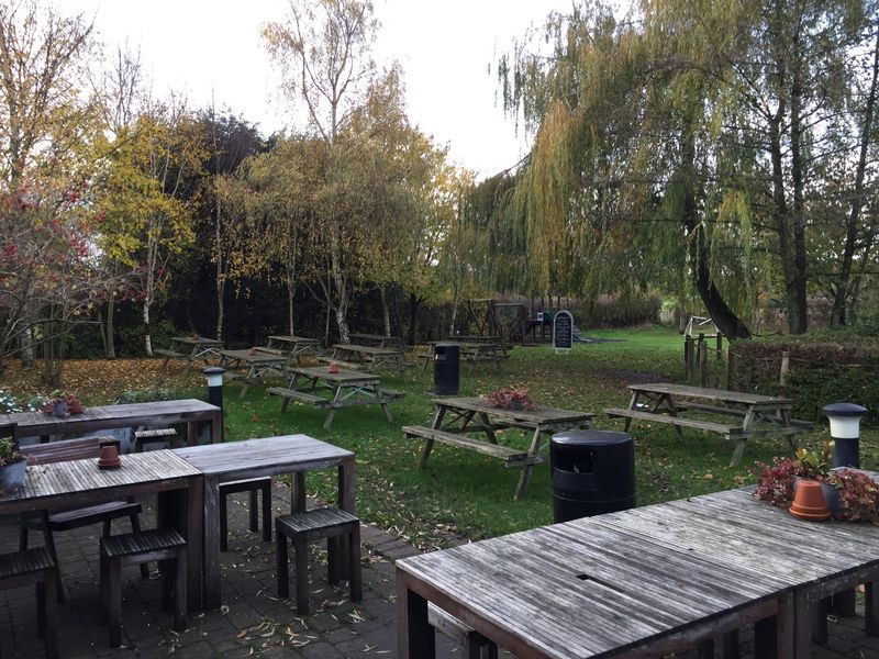 White Horse at Burnham Green. (Pub, Garden). Published on 11-11-2017