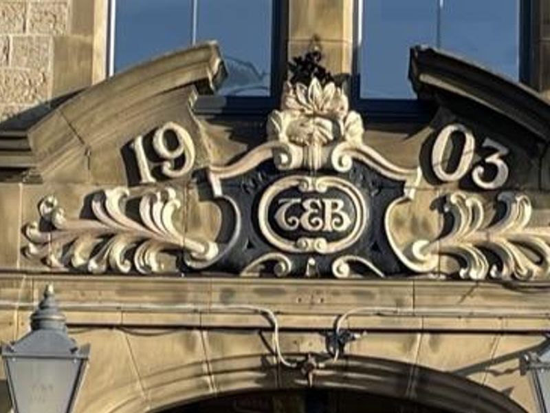 Stonework above the entrance. (External). Published on 29-10-2022 