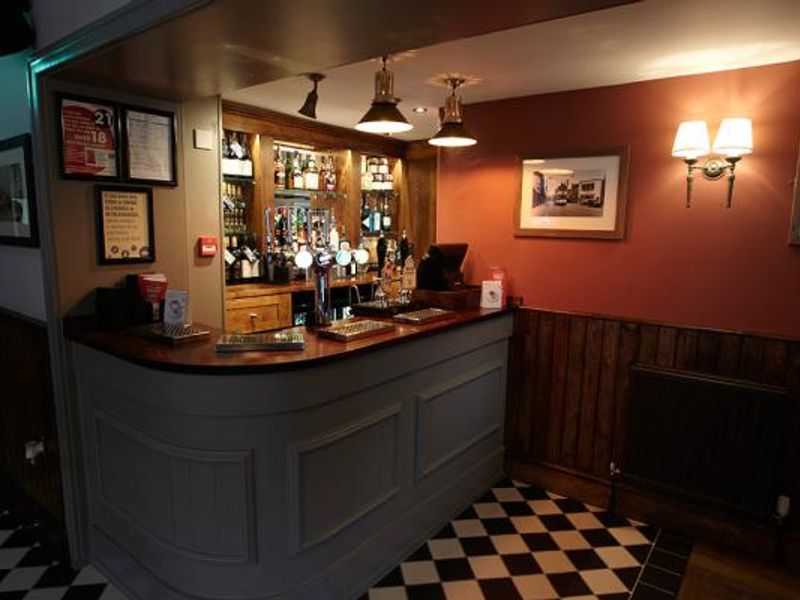(Pub, Bar). Published on 17-09-2016
