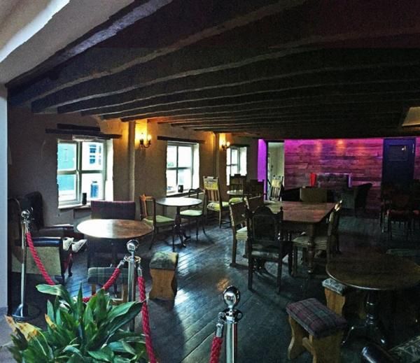(Pub, Bar). Published on 11-12-2015