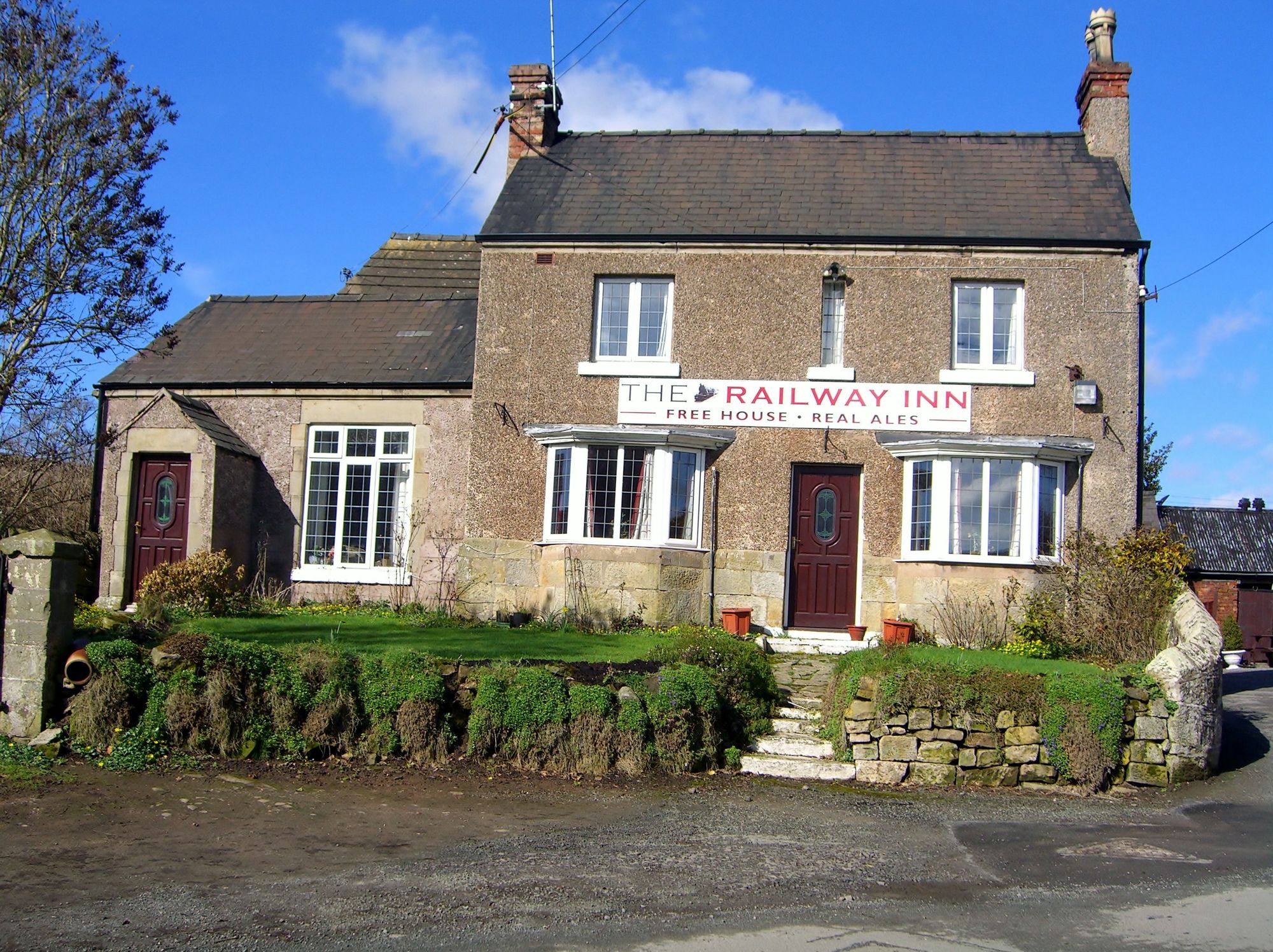 Railway, Yorton. (Pub, External). Published on 27-09-2012