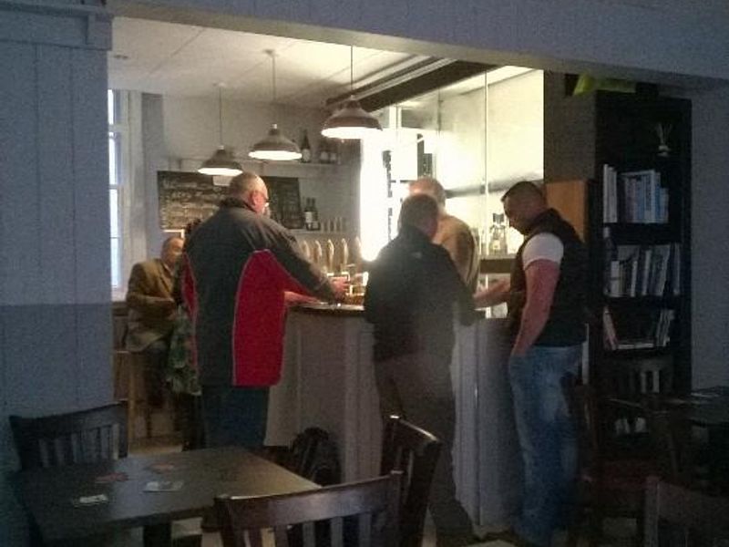 Inside the Beer Engine, Skipton, before the 2022 extension and n. (Bar, Customers). Published on 28-05-2014