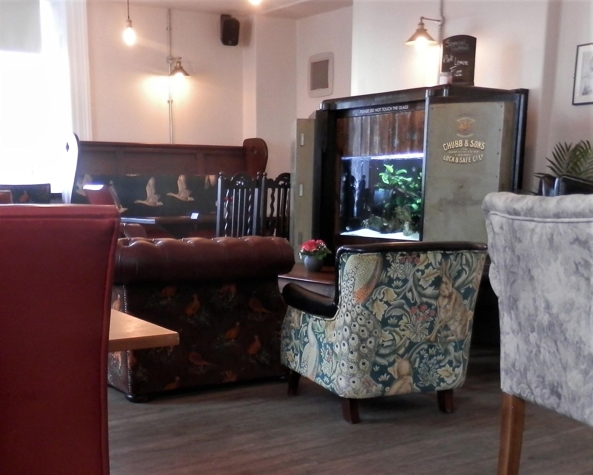 Fish tank in old safe in bar area Sept 2021. (Pub, Bar). Published on 11-09-2021