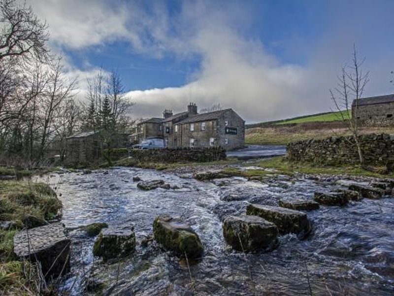 White Lion, Cray from the stepping stones. (Pub, External). Published on 22-01-2016