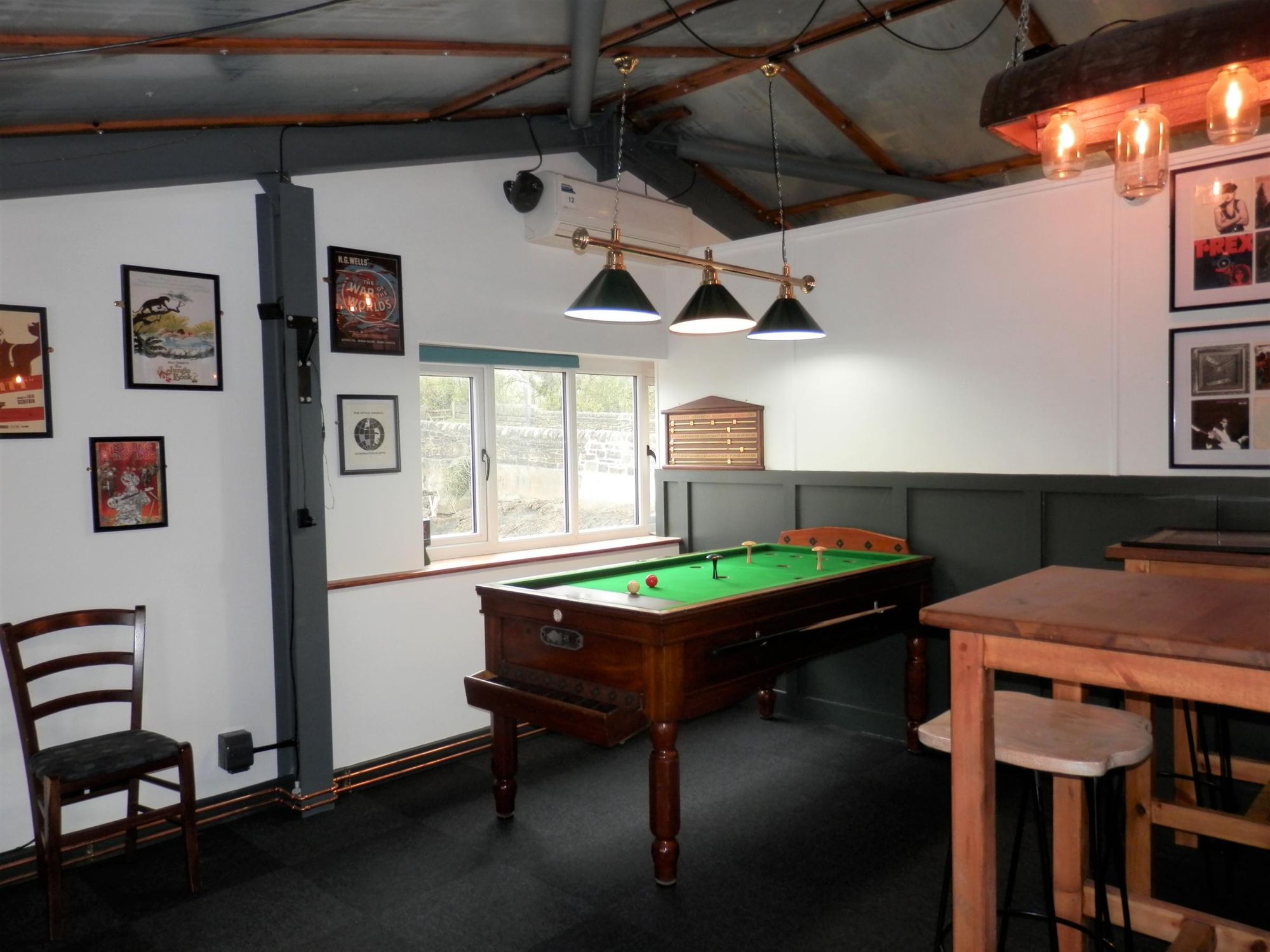 Upstairs 2022. Before Bar Billiards Table removed. (Pub). Published on 08-04-2022
