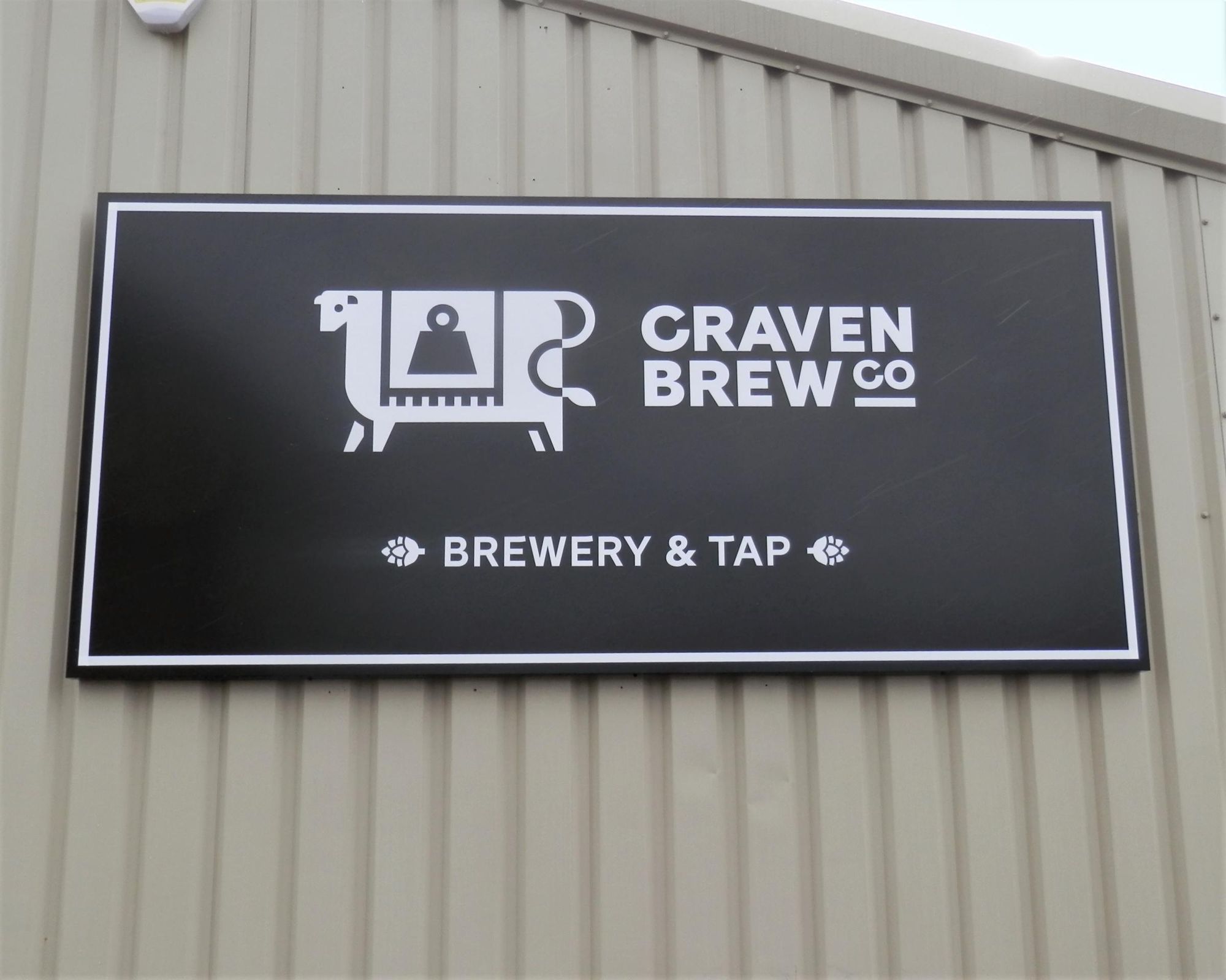Sign on end of building 2022. (Pub, Brewery, External, Sign). Published on 09-04-2022