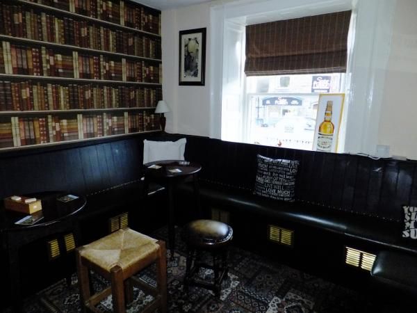the snug, the Crown, Addingham. (Pub, Bar). Published on 21-10-2014