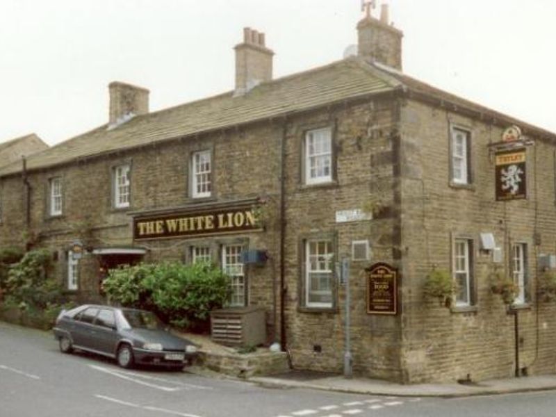 White Lion, Kildwick. (Pub, External). Published on 23-01-2015