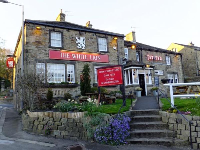 White Lion, Kildwick, April 2016. (Pub, External). Published on 27-04-2016