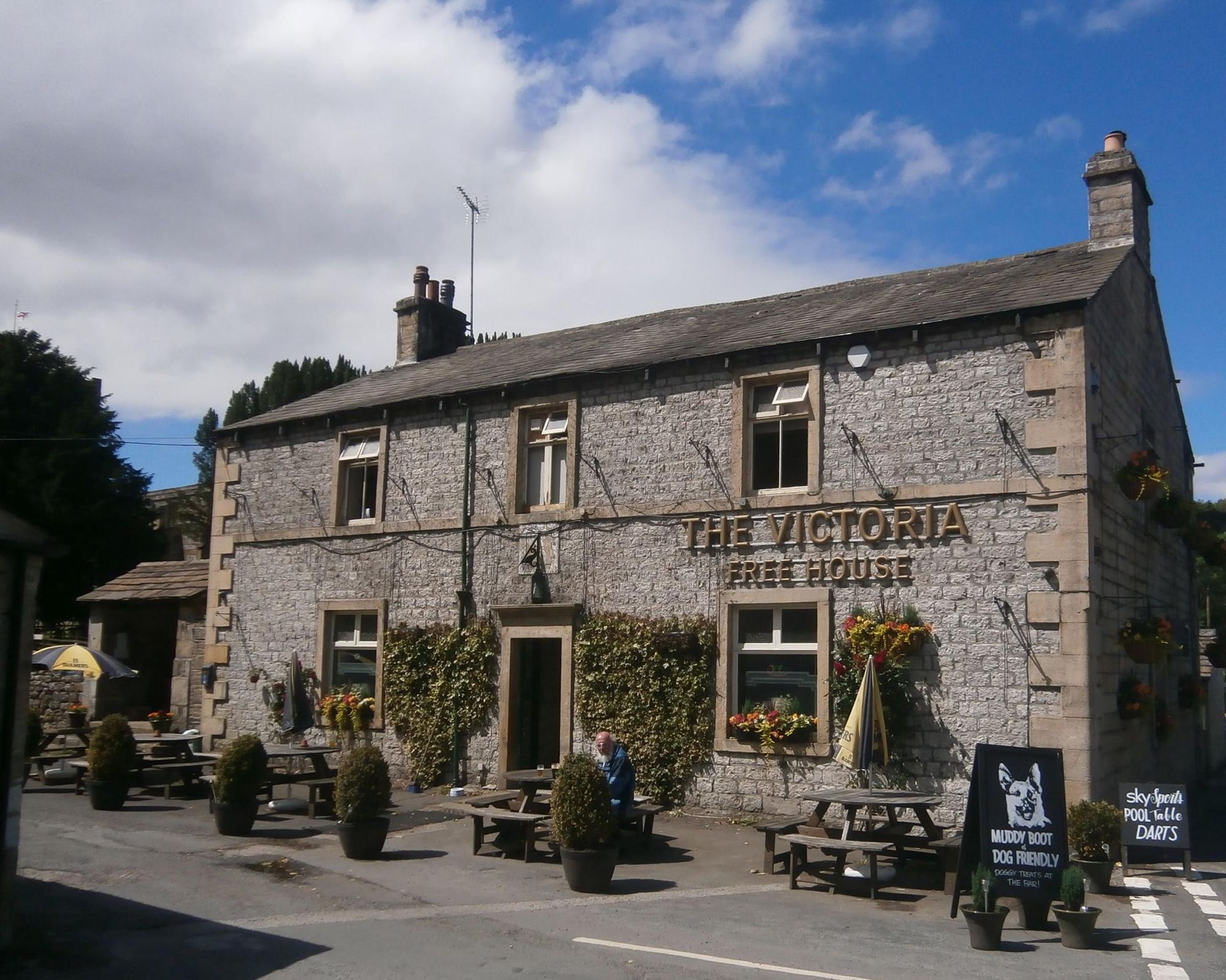 The Victoria, Kirkby Malham, June 2017. (Pub, External). Published on 05-07-2017