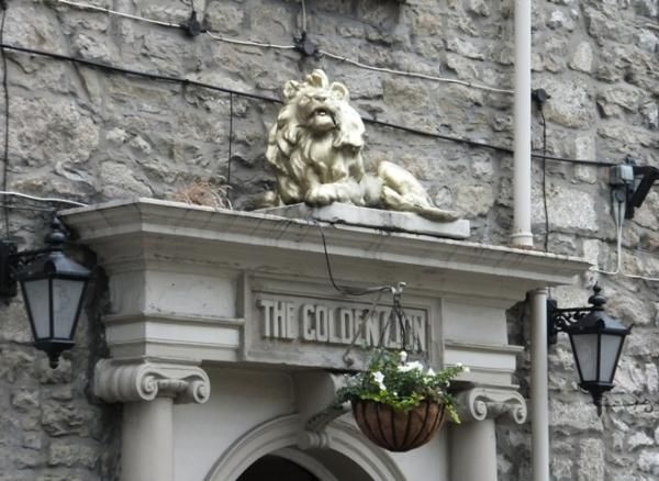 The Lion at Settle, carved lion. (Pub, External). Published on 20-01-2015