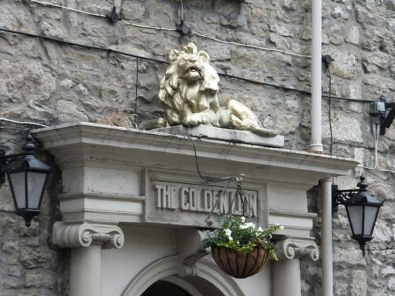 The Lion at Settle, carved lion. (Pub, External). Published on 20-01-2015