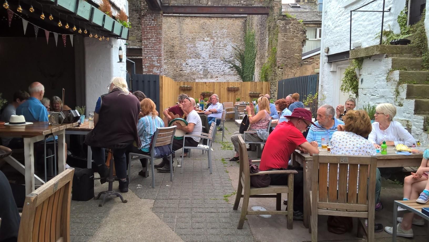 Live music session in the garden, Settle Folk Fest 2018. (Pub, Garden). Published on 03-09-2018
