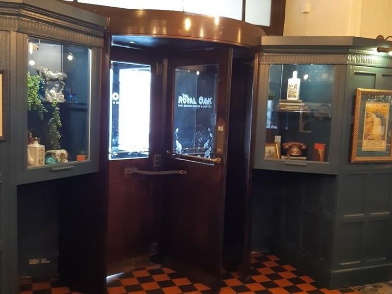 Royal Oak, Settle, Revolving door, October 2025. (Pub, Bar). Published on 06-10-2025 