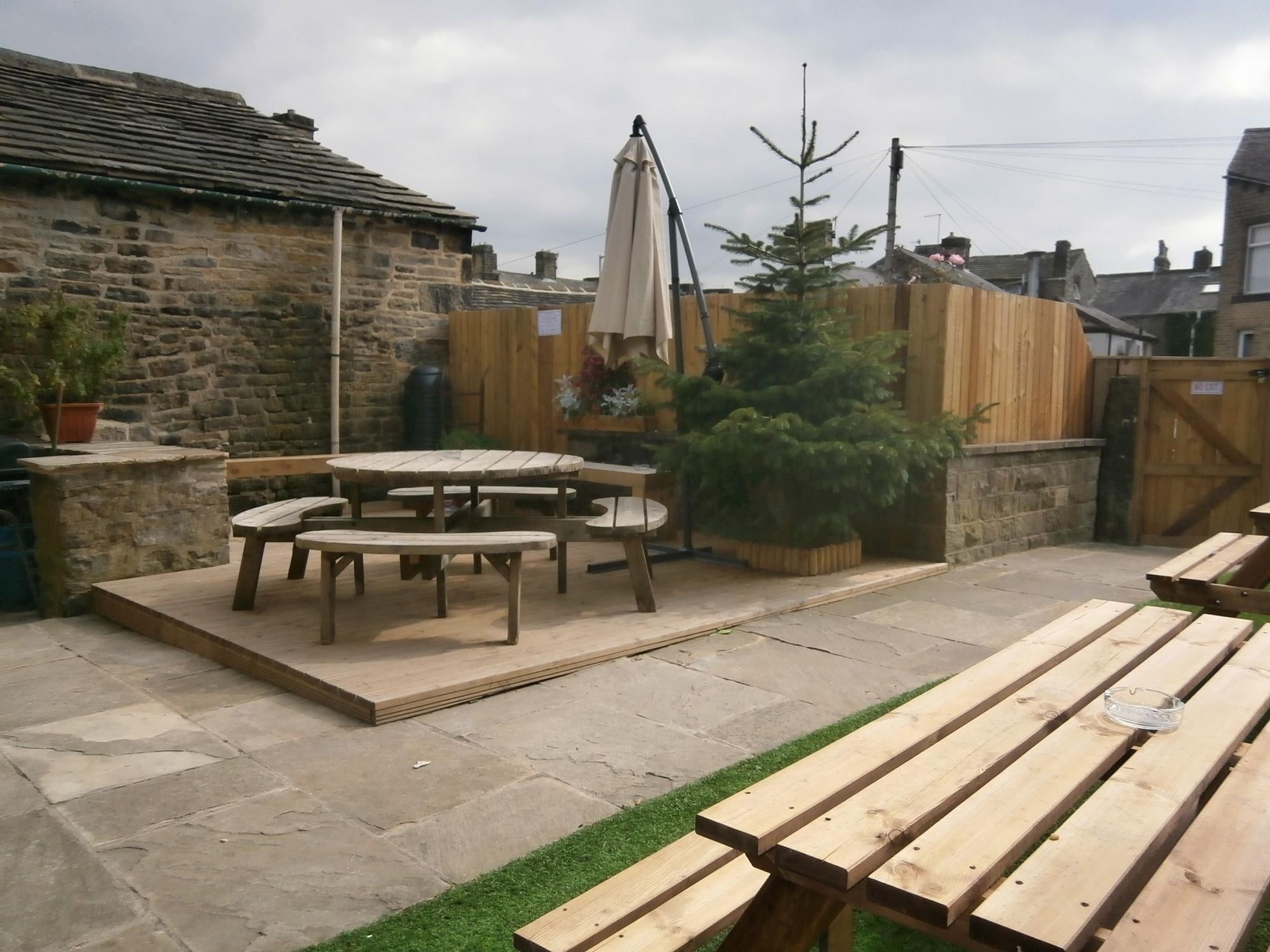 Rear garden, the Red Lion, Silsden. (Pub, External, Garden). Published on 29-03-2017