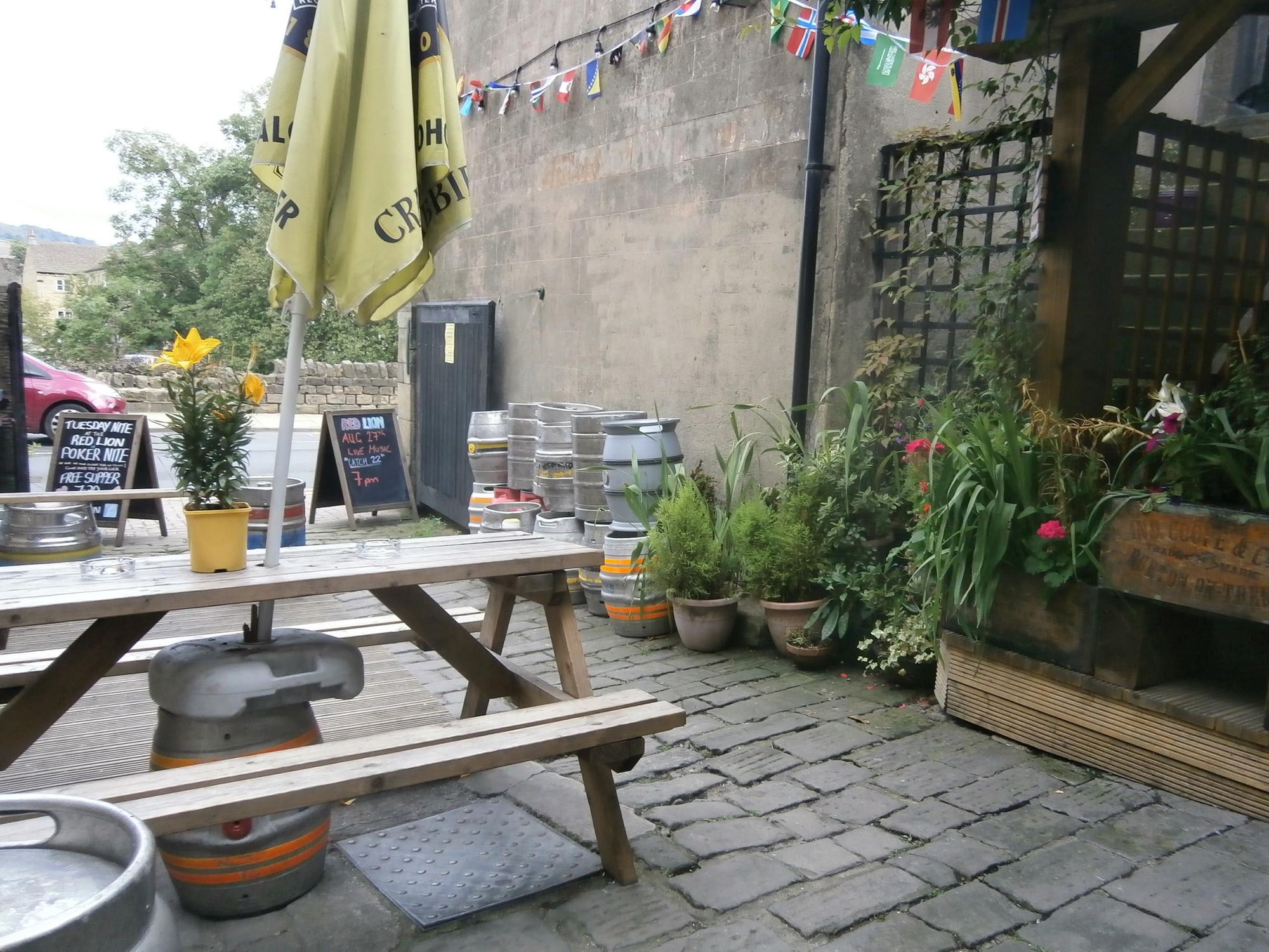 Side yard, the Red Lion, Silsden. (Pub, External, Garden). Published on 29-03-2017