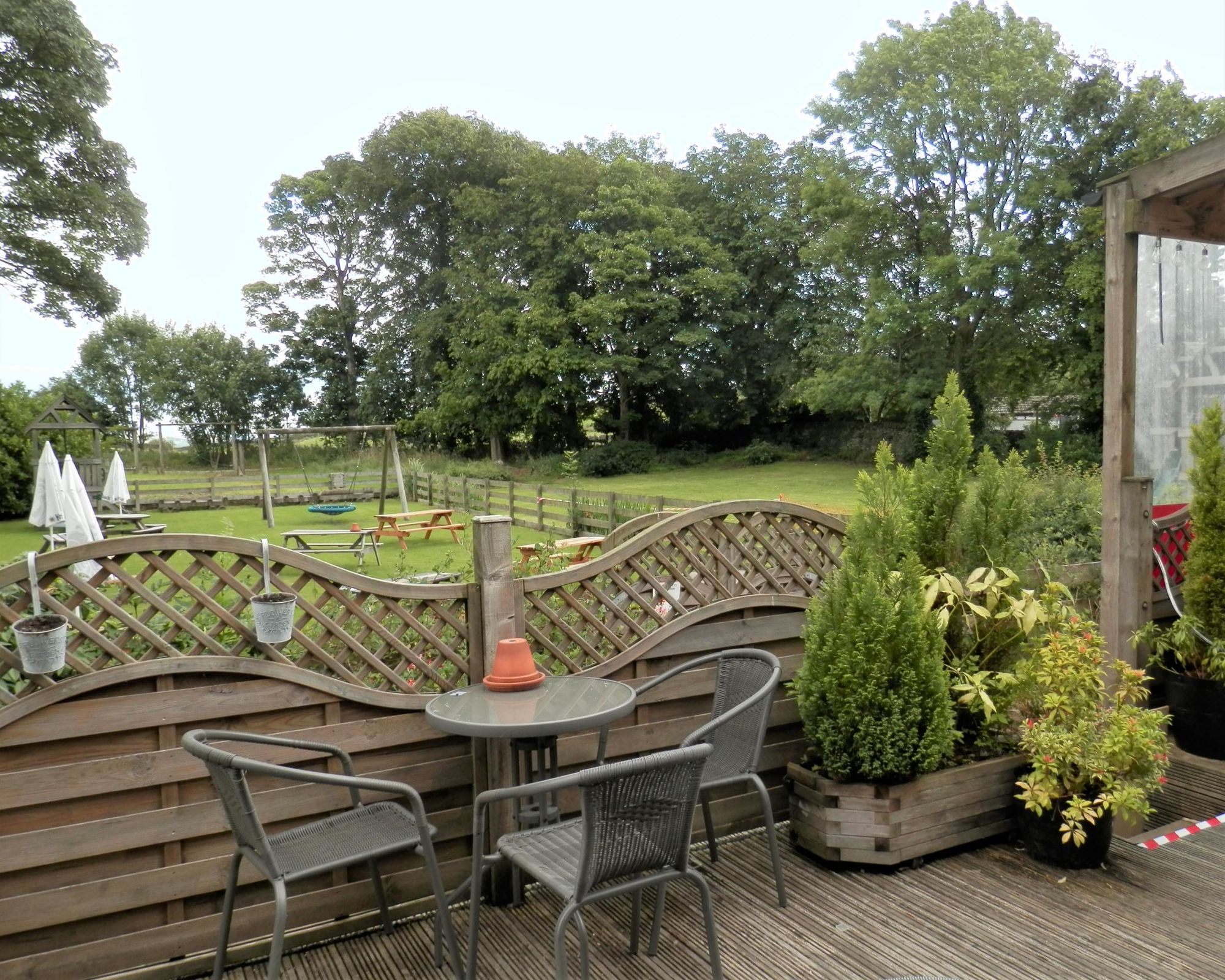 Veranda and back garden. (Pub, Garden). Published on 03-08-2020