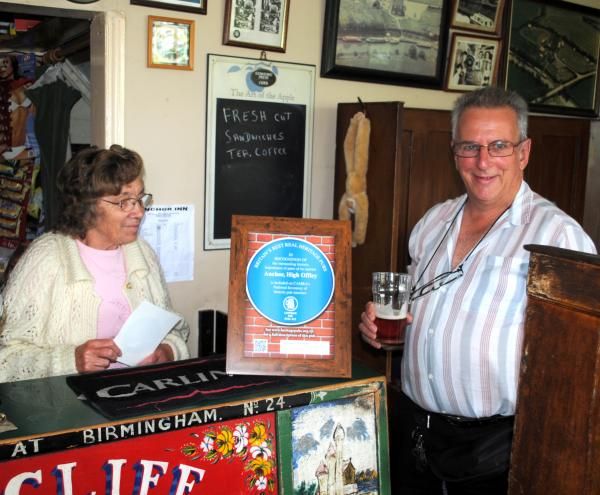 Presentation of Heritage Pub plaque August 2013. © Phil Vckers. . (Pub, Publican, Branch, Award). Published on 02-09-2013