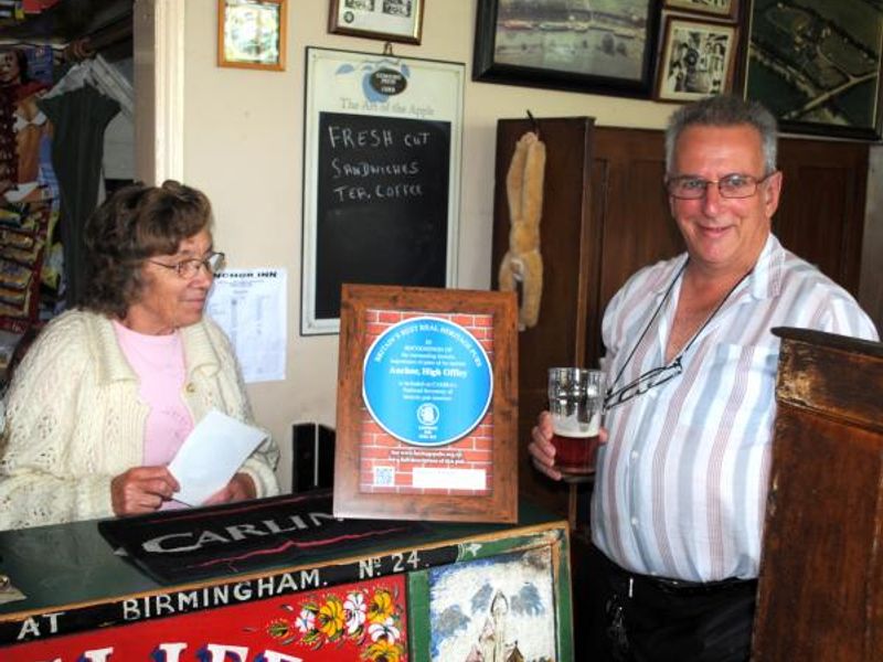 Presentation of Heritage Pub plaque August 2013. © Phil Vckers. . (Pub, Publican, Branch, Award). Published on 02-09-2013 