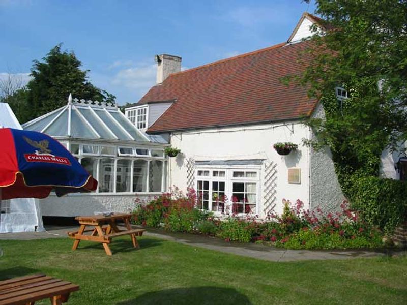 White Horse - Tilbrook. (Pub). Published on 06-11-2011 