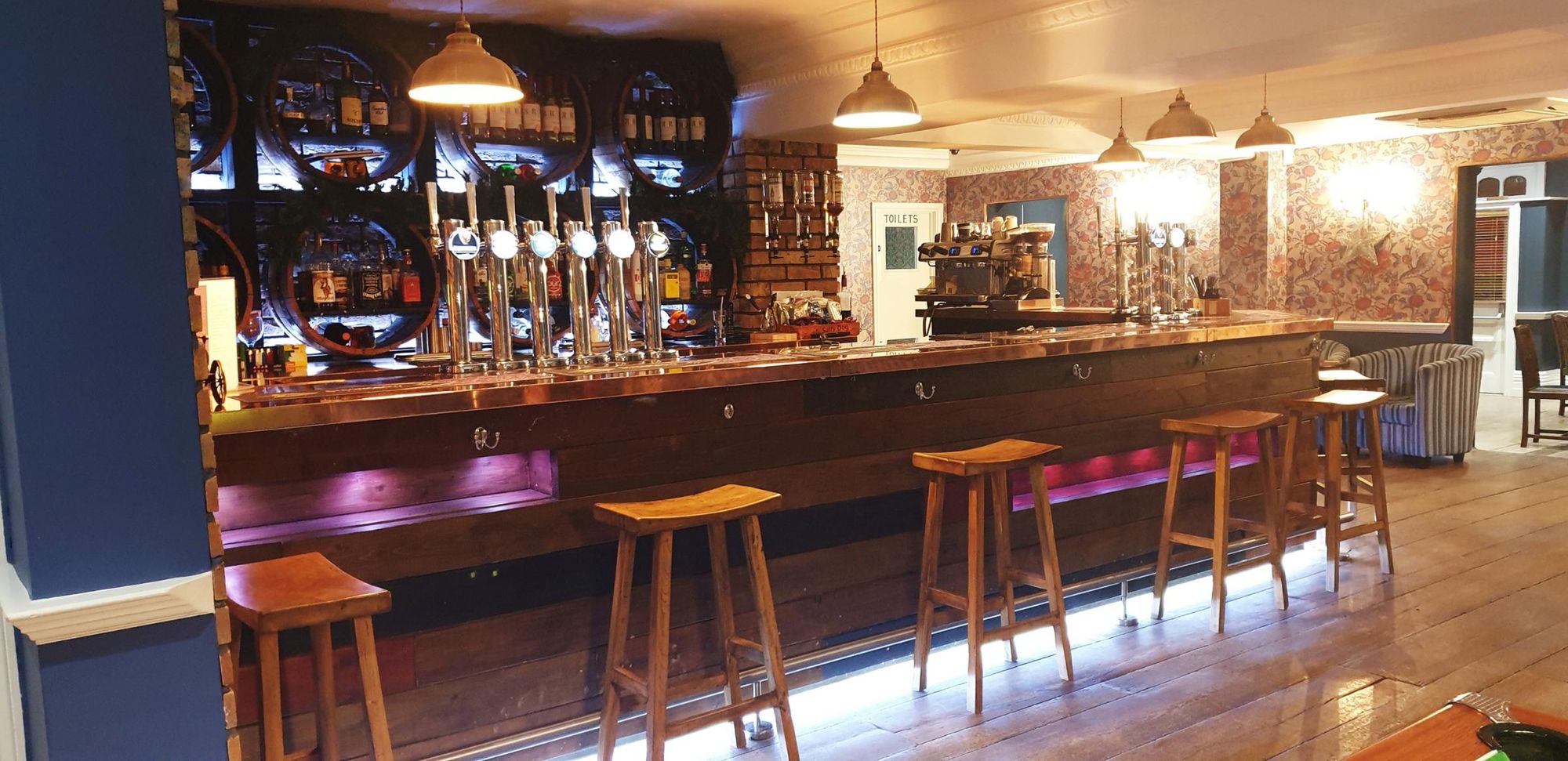 (Pub, Bar). Published on 12-12-2023