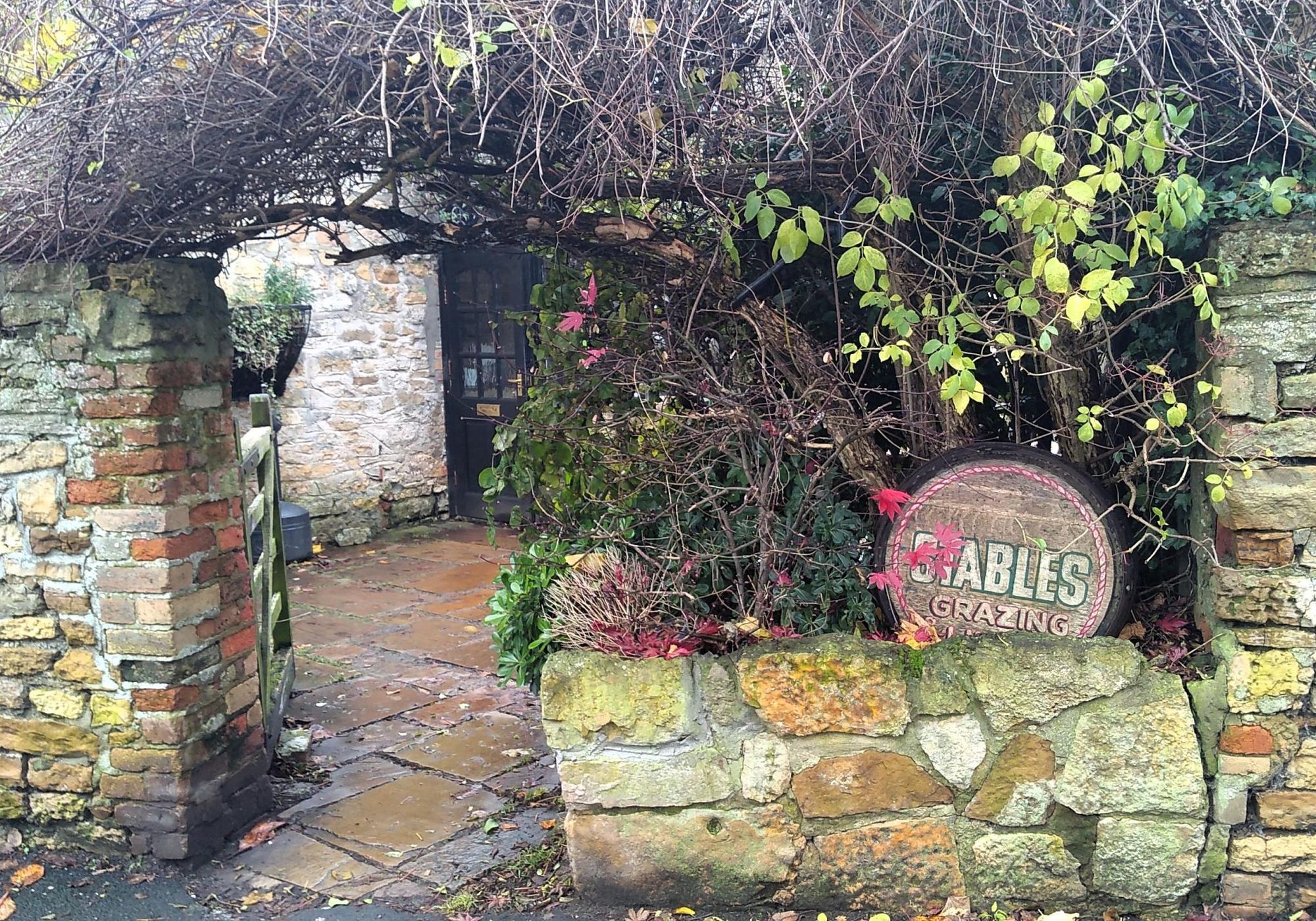 Stables entrance sign . (Pub, Sign). Published on 23-01-2015