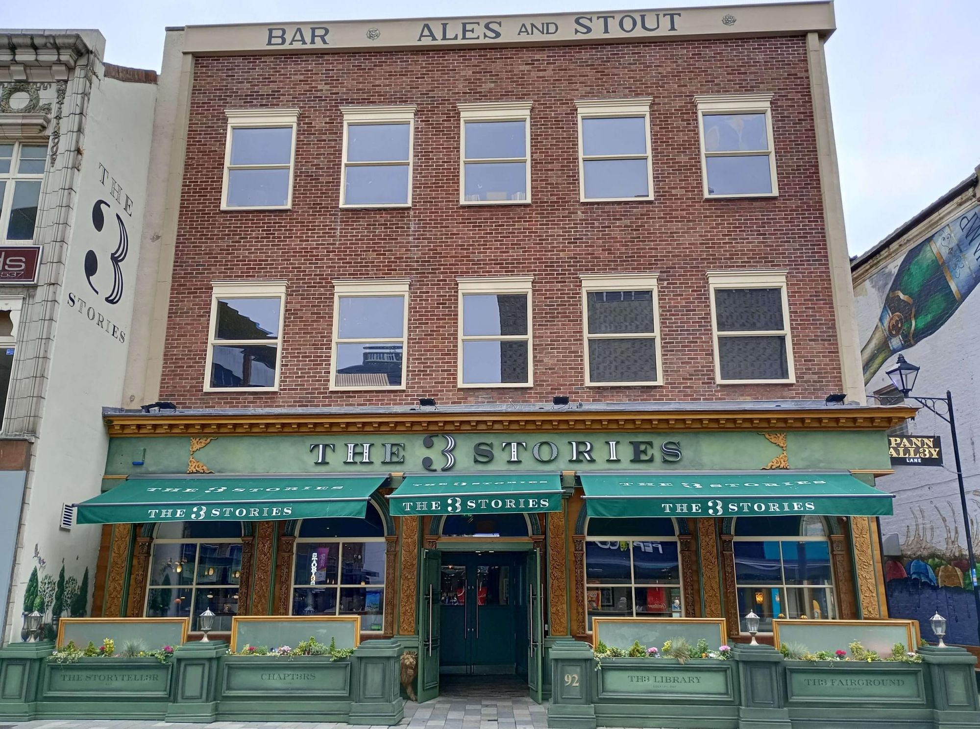3 Stories. (Pub, External, Key). Published on 18-09-2025
