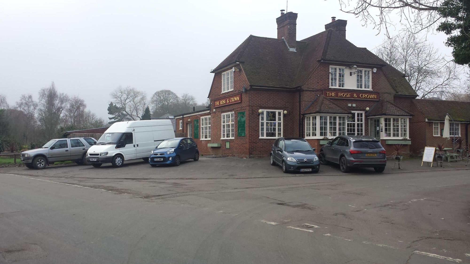Street frontage and car parking. (External). Published on 20-12-2016