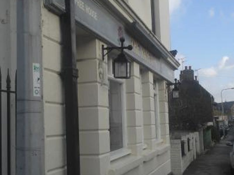 Upper floor and hanging sign. (Pub, External, Branch). Published on 01-03-2014