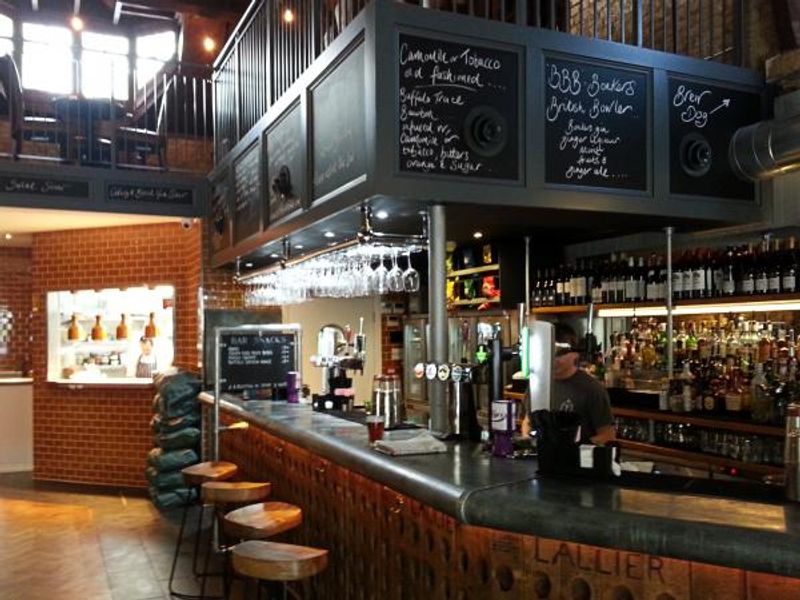 The Earlsfield, Garratt Lane SW18 - main bar area. (Pub, Bar). Published on 17-10-2014 
