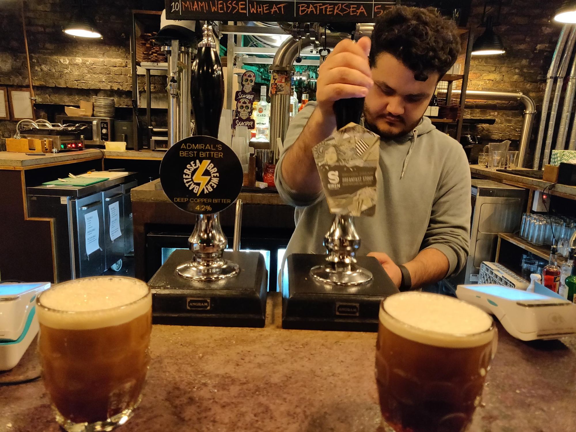 Hand pumps 2022-10-05. (Bar). Published on 05-10-2022